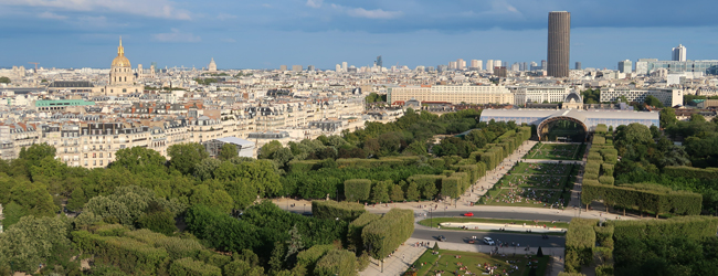 Blick auf das Pariser Viertel Montparnasse mit dem Baghnhof und dem Tour Montparnasse