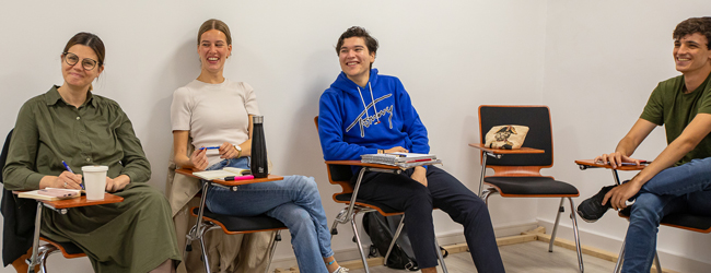 LISA-Sprachreisen-Erwachsene-Franzoesisch-Frankreich-Paris-Unterricht-Klassenraum-Spass-Lernen LISA-Sprachreisen-Erwachsene-Franzoesisch-Frankreich-Paris-Unterricht-Klassenraum-Spass-Lernen