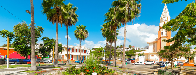 Stadtzentrum von Sainte Anne auf Guadeloupe während einer LISA! Sprachreise Blick auf das Stadtzentrum von Sainte Anne auf Guadeloupe mit Palmen und einer Kirche während einer Sprachreise