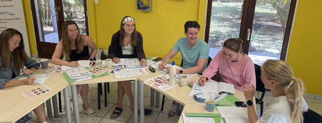 Kursteilnehmer bei einem Französisch-Sprachkurs auf La Réunion bei einer LISA! Sprachreise Mehrere Schüler sitzen in einem Klassenzimmer bei einem Französisch-Sprachkurs auf La Réunion mit LISA! Sprachreisen