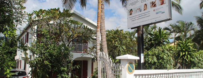 Sprachschule auf La Réunion bei einer LISA! Sprachreise Französisch Weißes Villa umgeben von tropischer Vegetation und Palmen - die LISA! Sprachschule auf La Réunion