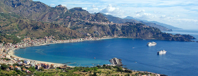 LISA-Sprachreisen-Erwachsene-Italienisch-Italien-Taormina-Kueste-Bucht-Meer-Berge