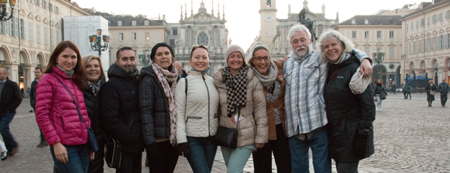 Gruppenfoto auf der Piazza San Carlo – Italienisch lernen in Turin Mehrere Personen posieren für ein Gruppenfoto auf der Piazza San Carlo in Turin bei einem LISA! Sprachkurs Italienisch