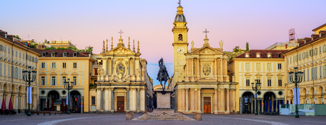 Piazza San Carlo bei Sonnenuntergang – Sprachreisen Italienisch in Turin Die Piazza San Carlo in Turin mit barocken Gebäuden und dem Reiterdenkmal bei Sonnenuntergang, perfekt für eine LISA! Sprachreise Italienisch