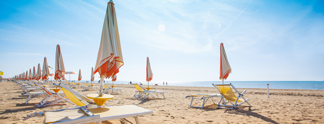 LISA-Sprachreisen-Erwachsene-Italienisch-Italien-Viareggio-Strand-Sonnenliegen-Meer-Blau-Morgen