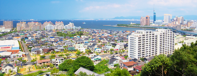 LISA-Sprachreisen-Erwachsene-Japanisch-Japan-Fukuoka-Meer-Skyline-Haeuser-Strassen