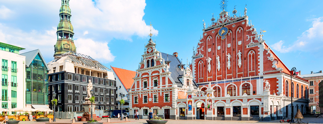 LISA-Sprachreisen-Erwachsene-Russisch-Lettland-Riga-Rathaus-Kirche-Rot-Weiss