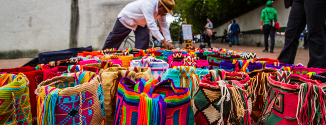 LISA-Sprachreisen-Erwachsene-Spanisch-Kolumbien-Bogota-Markt-Taschen-Farben-Tradition
