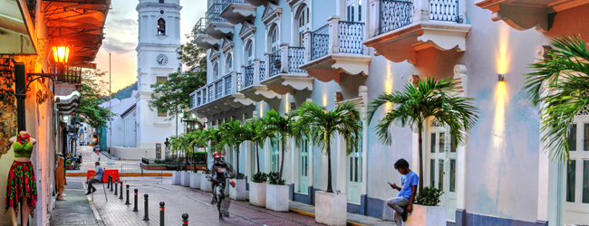 Menschen gehen durch die Straßen der Altstadt in Panama-Stadt mit weißen Kolonialbauen