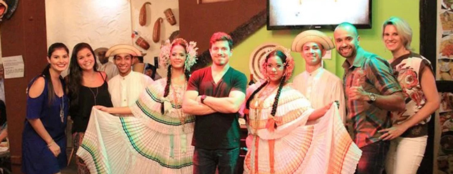 Tänzerinnen und Tänzer posieren mit teilnehmern an einem Tanzkurs in Panama