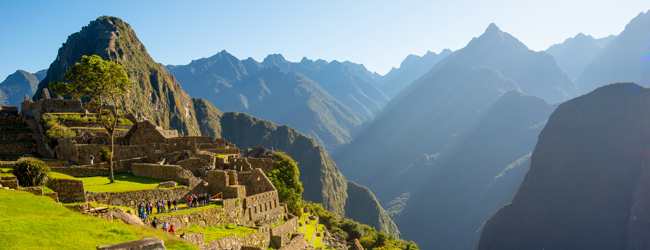 Ausflug zum Machu Picchu während einer Sprachreise in Peru Blick auf Machu Picchu und die umliegenden Berge bei Sonnenlicht während einer Sprachreise in Cusco, Peru