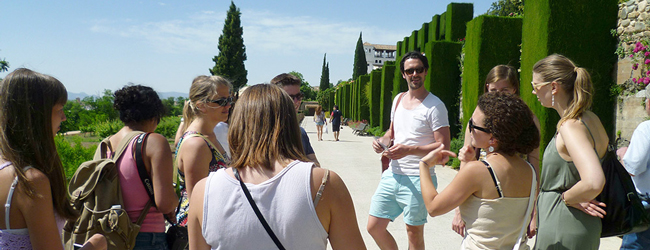 LISA-Sprachreisen-Erwachsene-Spanisch-Spanien-Granada-Ausflug-Gruppe-Garten-Sommer