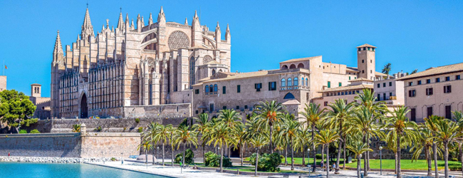 Kathedrale in Palma de Mallorca Blick auf die Kathedrale in Palma de Mallorca bei Sonnenschein mit Brunnen und Palmen