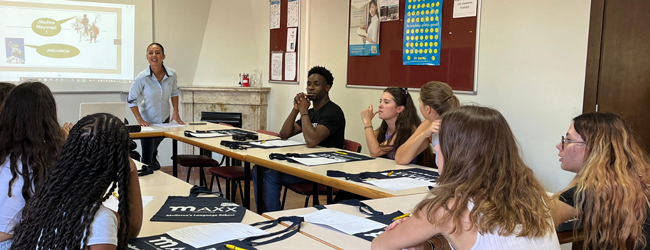 Klassenzimmer in der LISA! Sprachschule auf Mallorca Schüler sprechen mit der Lehrerin im Spanisch-Sprachunterricht on Palma de Mallorca