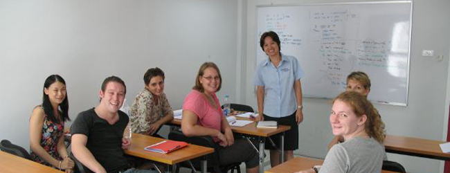 LISA-Sprachreisen-Erwachsene-Thailaendisch-Thailand-Phuket-Patong-Schule-Unterricht-Klasse-Lehrerin LISA-Sprachreisen-Erwachsene-Thailaendisch-Thailand-Phuket-Patong-Schule-Unterricht-Klasse-Lehrerin