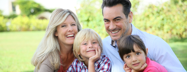 Ehepaar mit zwei Kindern in einem Park bei einer Familiensprachreise in Cambridge