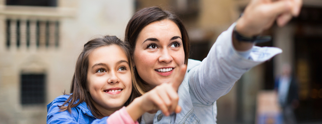 Eine Mutter zeigt ihrer Tochter eine Sehenswürdigkeit bei einer Familiensprachreise