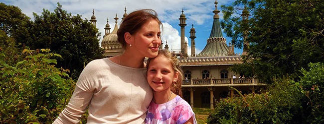 Mutter und Kind bei einer Familiensprachreise in Brighton Eine Frau und ein Mädchen stehen vor dem Royal Pavillion in Brighton bei einer Sprachreise