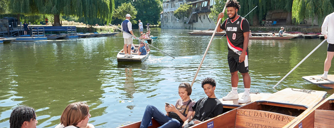 Boote mit Passagieren und Bootsführern mit Staken auf dem Fluss Cam in Cambridge