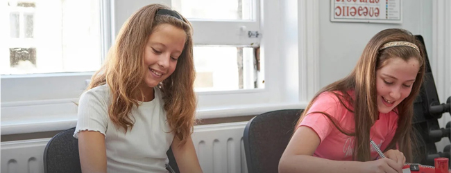 Englisch-Sprachunterricht für Kinder an der LISA! Sprachschule in Cambridge Zwei Sprachschülerinnen beim Englisch-Unterricht für Kinder an der LISA! Sprachschule in Cambridge