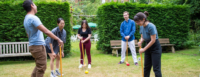 Erwachsene spielen im garten der LISA! Sprachschule in London Highgate Crocket