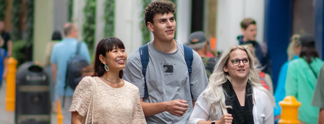 Drei Erwachsene Personen bei einem Spaziergang durch Londons Straßen bei einer Sprachreise Englisch