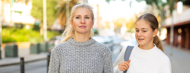 Gemeinsamer Stadtbummel von Mutter und Tochter in Toronto Eine Mutter und ihre Tochter gehen gemeinsam durch die Stadt bei einer Familioensprachreise in Toronto