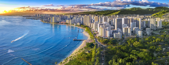 Luftbild von Honolulu auf Hawaii mit hohen Häusern und Meer bei Sonnenuntergang