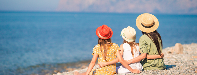 Blick aufs Meer bei einer LISA! Sprachreise Spanisch für Familien in Málaga Eine Mutter und zwei Kinder blicken auf das Meer bei einer Familiensprachreise in Málaga