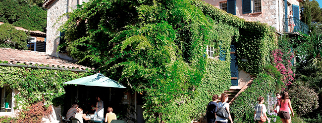 LISA-Sprachreisen-Franzoesisch-Antibes-Sprachschule-Garten-Meer-Strand-historische-Altstadt-Shopping-Ausgehen