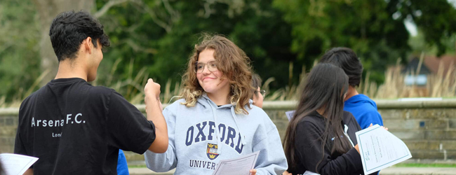 Zertifikatsverleihung während einer LISA! Sprachreise in Bath Schüler gratulieren sich bei einer Zertifikatsverleihung im Freien während einer LISA! Sprachreise in Bath