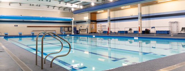 Großes Schwimmbad bei einer LISA! Sprachreise für Schüler in Bedford Schwimmhalle an der Bedford School bei einer Schülersprachreise
