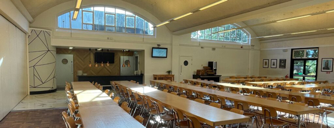 Essen gibt es an der Schulkantine bei einer LISA! Schülersprachreise in Bedford Leere, grosse Schulkantine an der Bedford School mit Blick ins Grüne