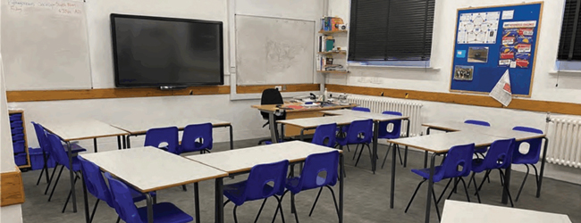 Unterrichtsraum an der Bedford School bei einer Sprachreise für Schüler Klassenraum an der Bedford School mit blauen Stühlen und Whiteboard