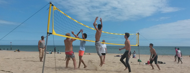 LISA-Sprachreisen-Schueler-Englisch-England-Bournemouth-Strand-Ausflug-Sport-Volleyball