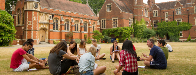 LISA! Englisch-Sprachkurs für 16- und 17-Jährige in Cambridge Jugendliche sitzen im Kreis auf dem Rasen vor dem Newnham College in Cambridge bei einem LISA! Sprachkurs