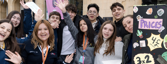 Präsentation eines Projektes bei einer Sprachreise für Schüler in Cheltenham Jugendliche präsentieren ihr Projekt mit Plakaten bei einem Schülersprachkurs Englisch in Cheltenham College