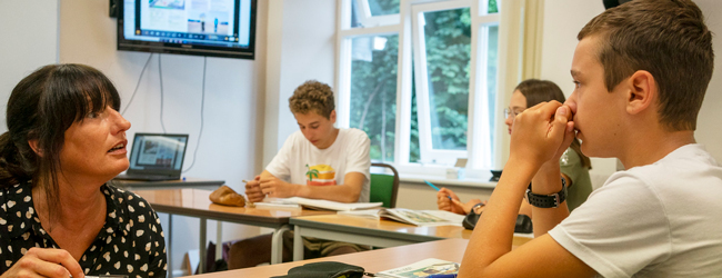 Englisch-Unterricht an der LISA! Sprachschule in Jersey Eine Lehrerin erklärt etwas einem Schüler bei einer LISA! Schülersprachreise in Jersey