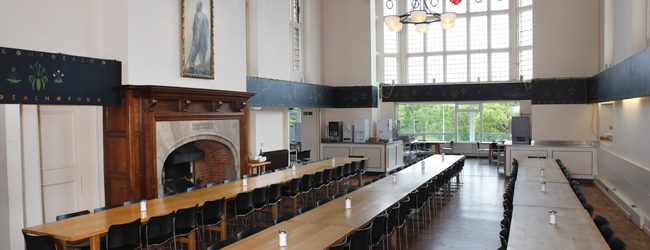 LISA-Sprachreisen-Schueler-Englisch-England-Petersfield-Bedales-School-Cafeteria-Speisesaal LISA-Sprachreisen-Schueler-Englisch-England-Petersfield-Bedales-School-Cafeteria-Speisesaal