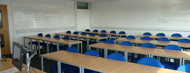 LISA-Sprachreisen-Schueler-Englisch-England-Schottland-Edinburgh-Campus-Merchiston-Klassenraum-Unterricht