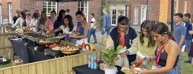 LISA-Sprachreisen-Schueler-Englisch-England-Shrewsbury-Freizeit-Barbeque-Grillen-Essen LISA-Sprachreisen-Schueler-Englisch-England-Shrewsbury-Freizeit-Barbeque-Grillen-Essen