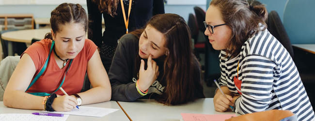 LISA-Sprachreisen-Schueler-Englisch-England-Shrewsbury-Schule-Unterricht-Erklaeren-Schreiben LISA-Sprachreisen-Schueler-Englisch-England-Shrewsbury-Schule-Unterricht-Erklaeren-Schreiben