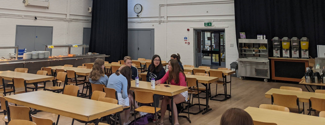 LISA-Sprachreisen-Schueler-Englisch-England-Surrey-Box-Hill-Sprachschule-Cafeteria-Mittagessen LISA-Sprachreisen-Schueler-Englisch-England-Surrey-Box-Hill-Sprachschule-Cafeteria-Mittagessen