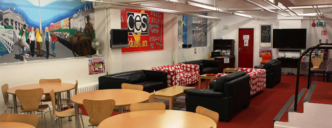 LISA-Sprachreisen-Schueler-Englisch-Irland-Dublin-Park-Sprachschule-Unterricht-Lounge-Pause LISA-Sprachreisen-Schueler-Englisch-Irland-Dublin-Park-Sprachschule-Unterricht-Lounge-Pause