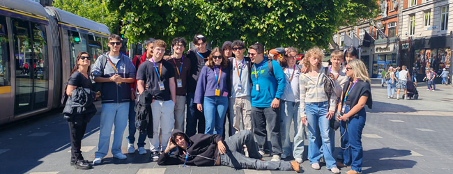 Eine Gruppe von Schülern befindet sich in Galway bei einer Schülersprachreise