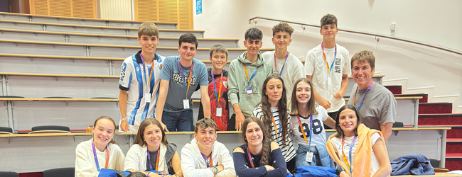 Schüler und Lehrer stehen in einem Hörsaal an der Universität von Galway bei einer Sprachreise