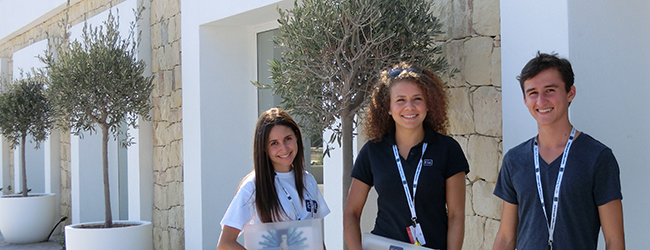 Sprachreisen Malta Salina Beach – Betreuerteam vor Ort für Schülersprachreisen. Drei Betreuer vor der LISA! Sprachschule in Malta während einer Schülersprachreise.