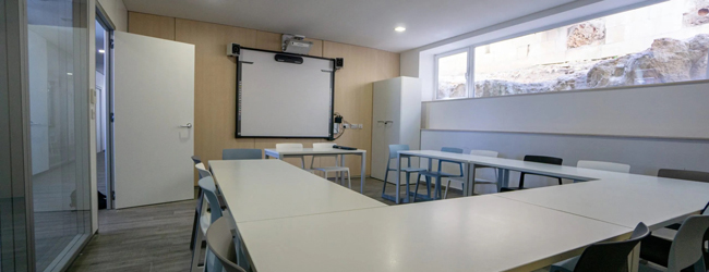 LISA-Sprachreisen-Schueler-Englisch-Malta-Salina-Beach-Unterricht-Klassenraum