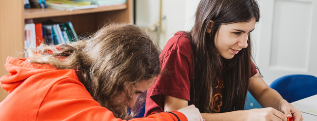 Zwei Schülerinnen im Englisch-Unterricht an der LISA! Sprachschule in Perth