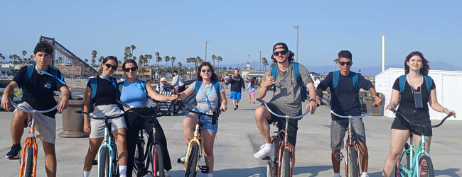 Fahrradausflug an der Promenade von Los Angeles bei einer Schülersprachreise Schüler fahren mit dem Fahrrad entlang der Promenade in Los Angeles